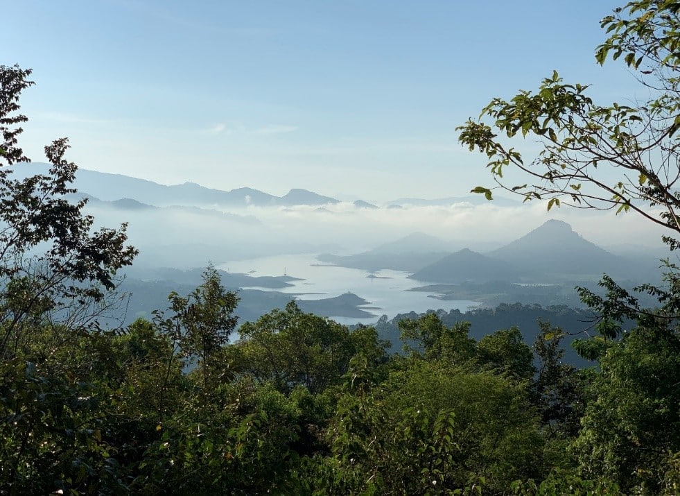 Views over the Victoria lake in Sri Lanka, over the vast swathes of tropical forest overlooking the valley